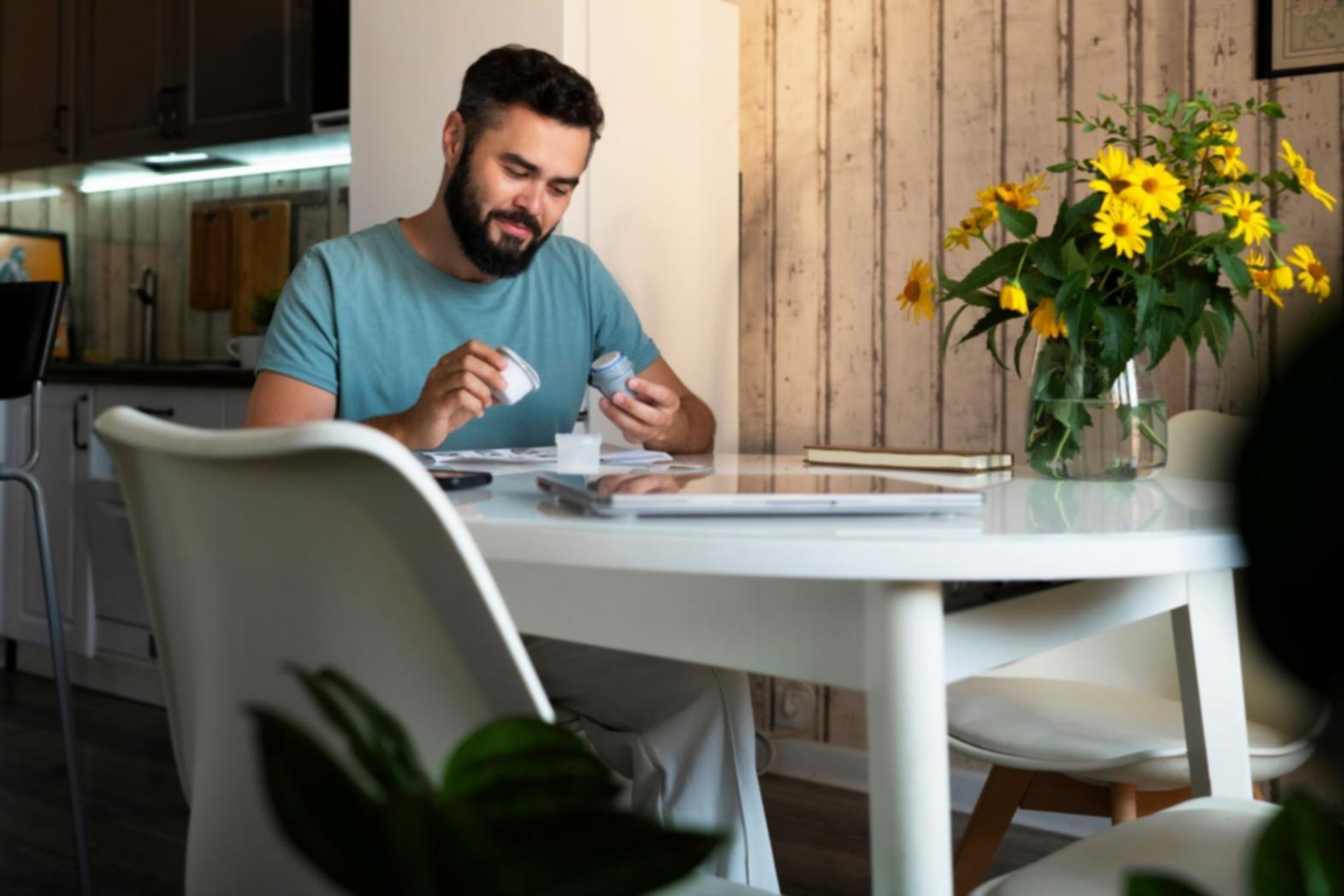 Person beim Lernen von Budgetierungskonzepten mit Laptop und Notizen